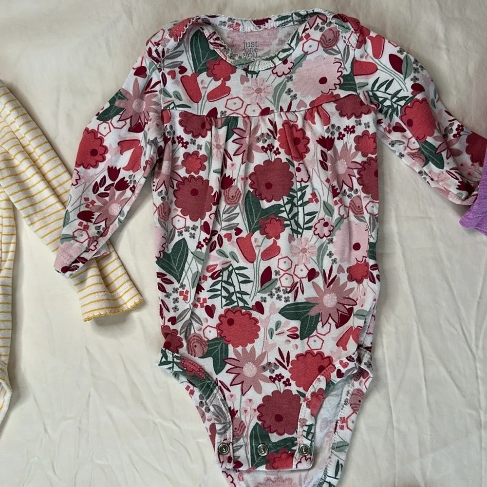 Carter’s bundle of 7 baby girl size 6 month onesies. 5 long sleeve and 2 short.